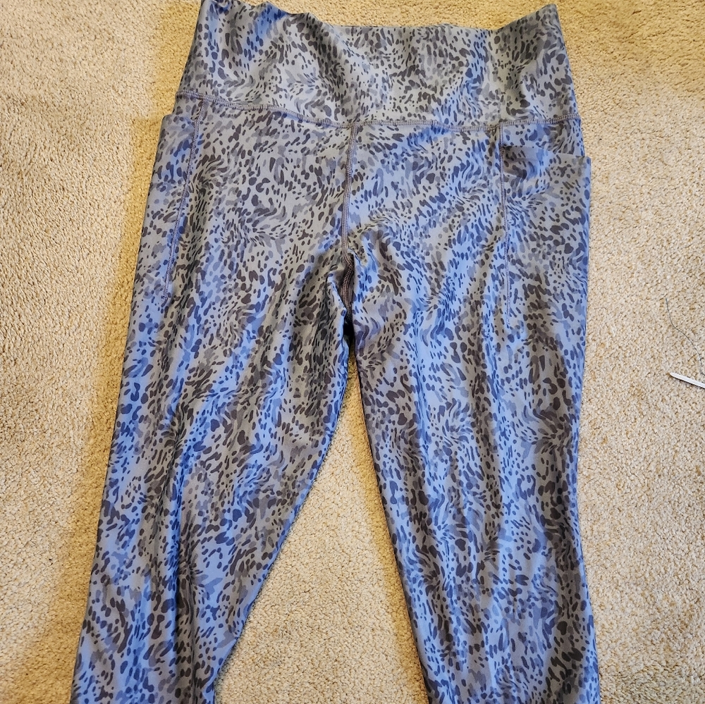 Athleta Salutation Stash Capri leggings
